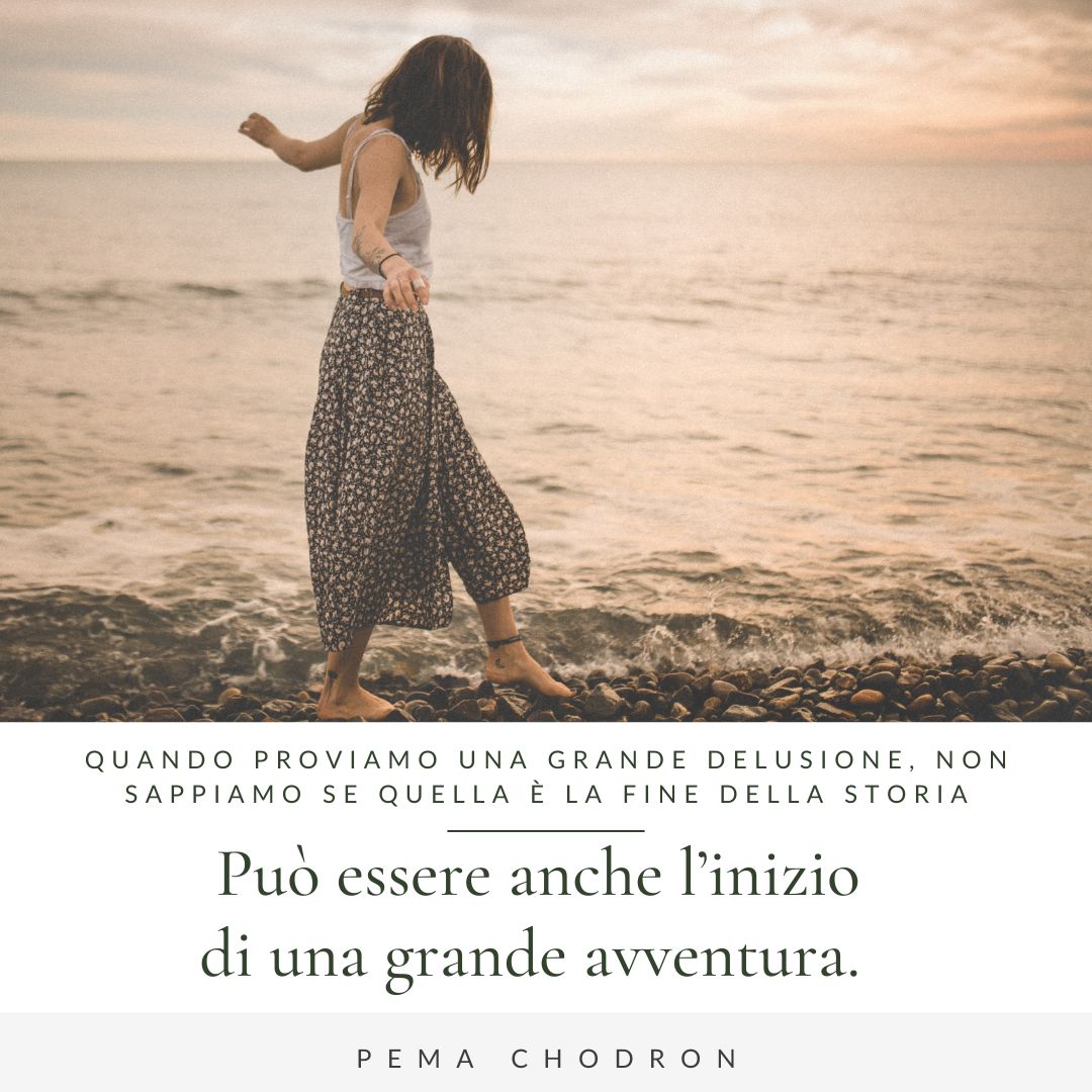 Una persona che muove dai passi immersa nella natura, metafora di come affrontare una delusione e riorientare l'azione.